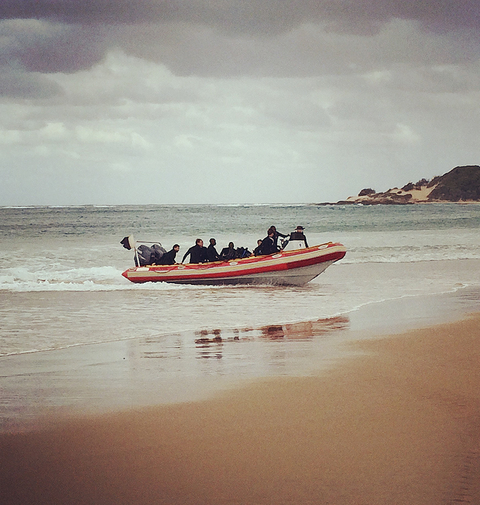 Reise in Mosambik in Afrika. Ein Tauchboot fährt bei einem Tauchboot, die Passagiere in Tauchanzüge kommen von einem Tauchgang mit Mantas und Walhaien zurück.