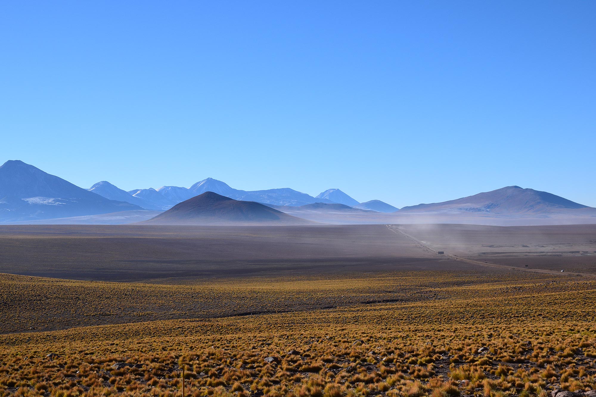 Reise in Chile in Südamerika. Landschaftsbild von der Wüste San Pedro de Atacama, im Hintergrund sind die schneebedeckten Anden zu erkennen.