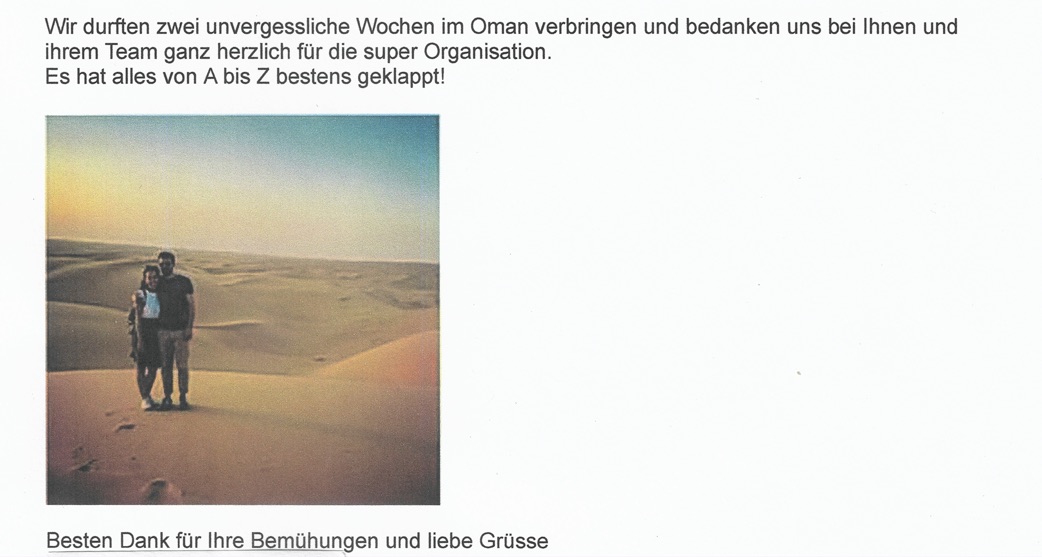 E-Mail von Reise in Oman von zufriedenen Simtis Kunden. Foto von einem Pärchen in der Wüste mit dem Text "Es hat alles von A bis Z bestens geklappt."