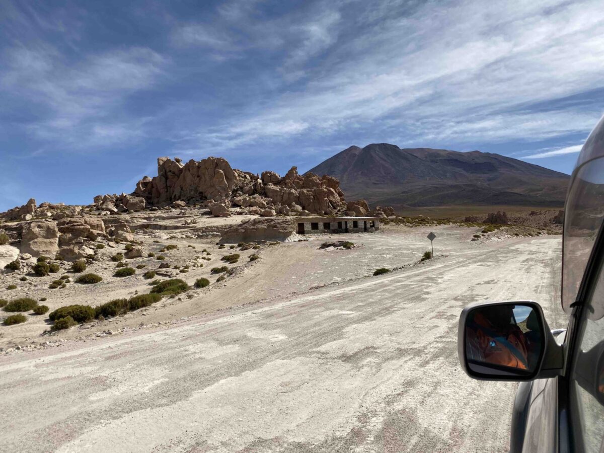 Reise in Bolivien in Südamerika. Sicht aus einem Auto auf der Strasse auf sich auftürmende Gesteinsmassen.