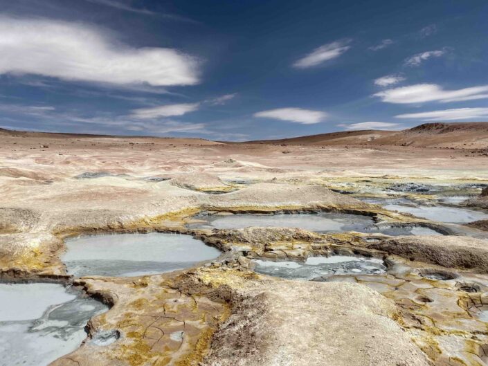 Reise in Bolivien in Südamerika. Naturbild vom Geysirfeld Sol de Manana im Altiplano Hochland.