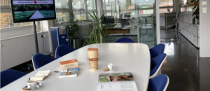 Das Reisebüro Simtis in Baden ist modern eingerichtet, auf dem Tisch im Sitzungszimmer liegen Reiseführer und Reisezubehör drapiert, sowie zwei Tassen Kaffee.