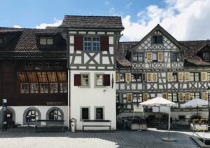 Reise in der Schweiz in Europa. Historische Fachwerkhäuser in der Altstadt von Arbon am Bodensee reihen sich aneinander.
