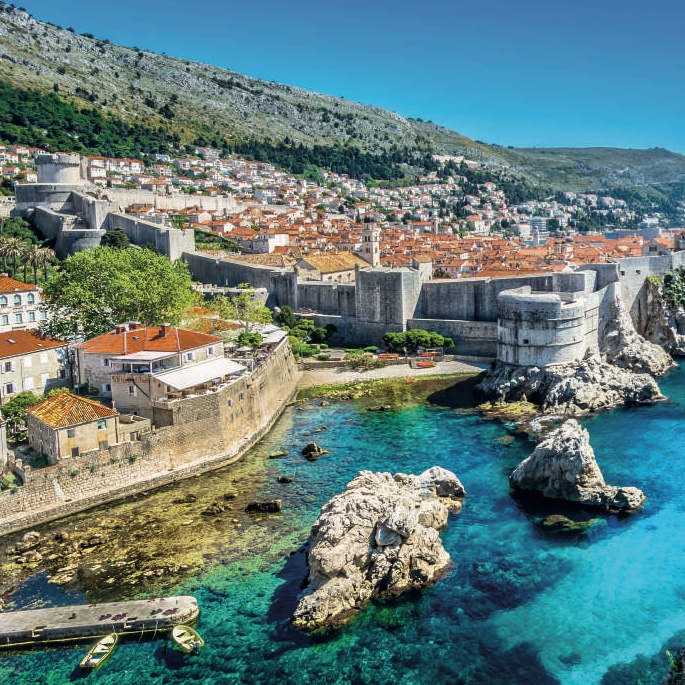 Aussicht auf Dubrovnik mit der Stadt und kristallklarem Meer