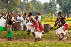 Einheimische tanzen traditionellen Tanz in traditionellen Gewändern