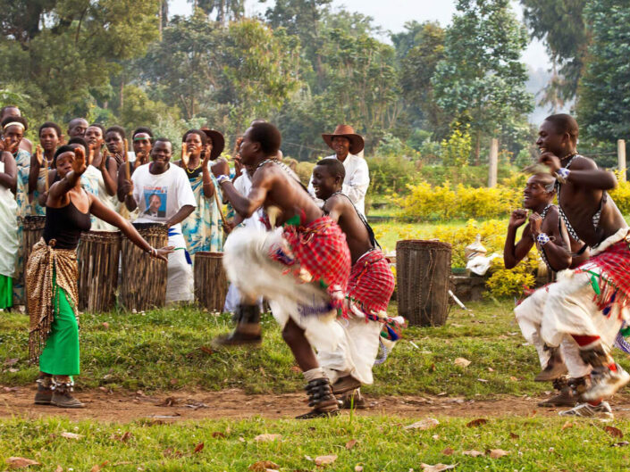 Einheimische tanzen traditionellen Tanz in traditionellen Gewändern