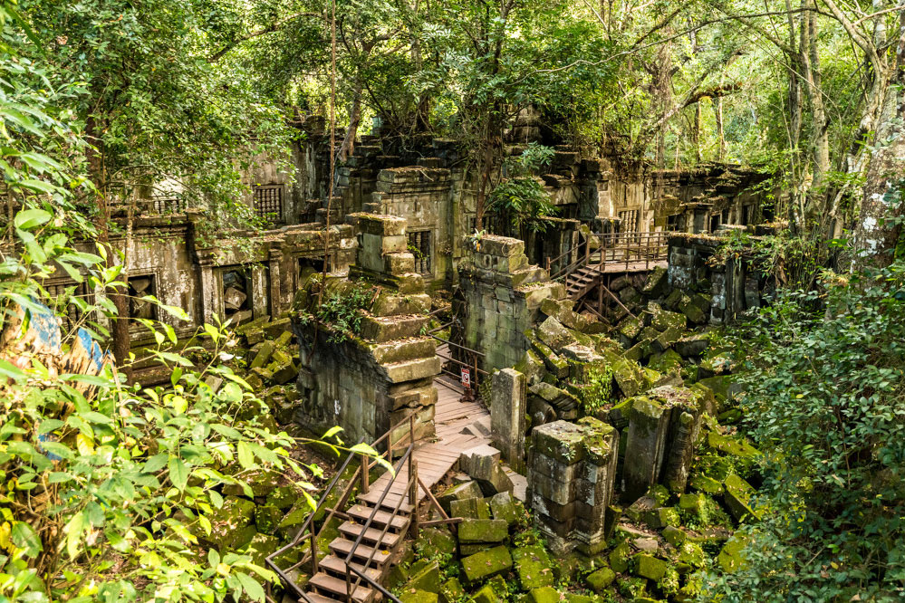 Tempelanlage Beng Mealea mitten im Dschungel, überwachsen von Pflanzen.