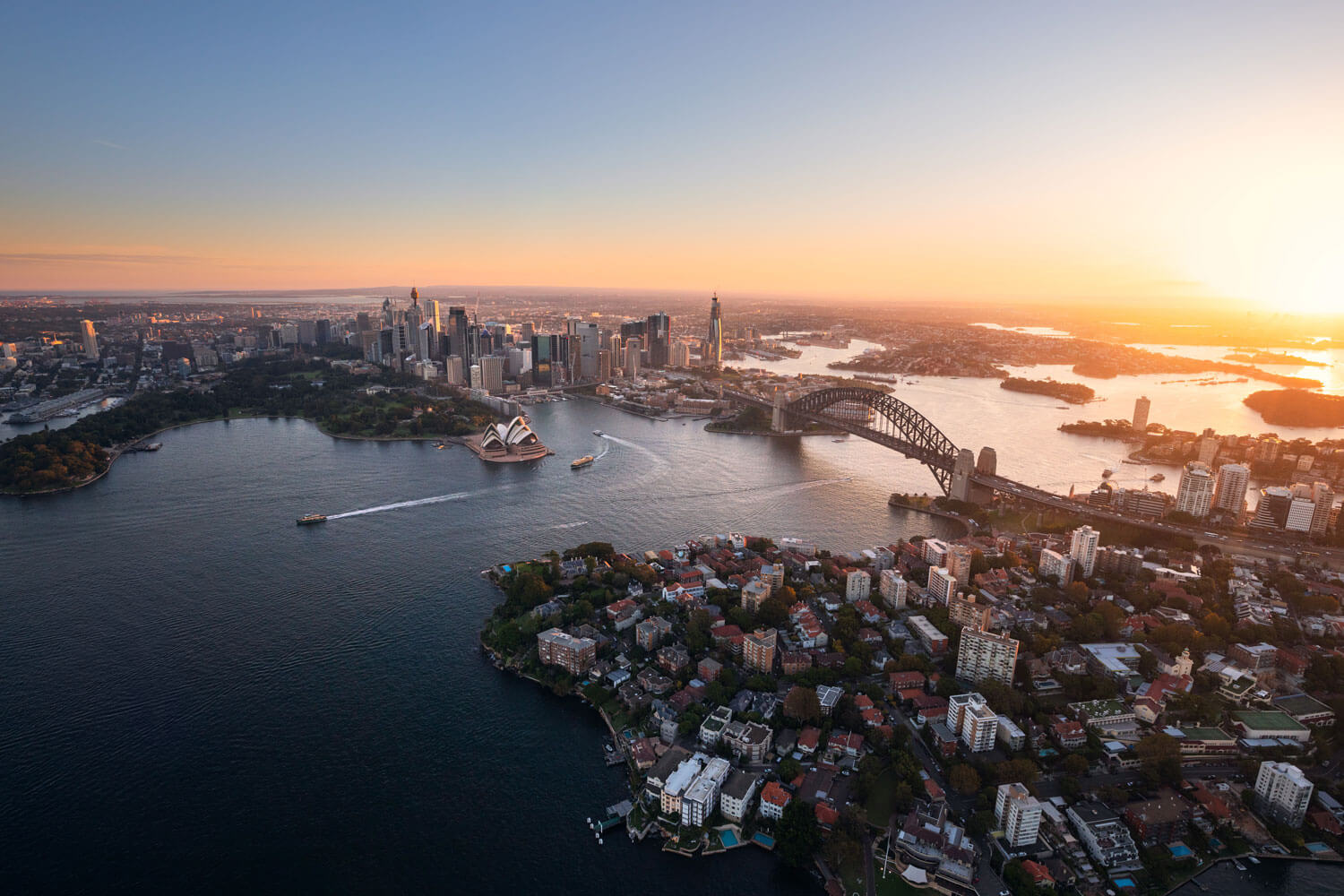 Flugaufnahme von Sydney mit dem Opera House und der Harbour Bridge
