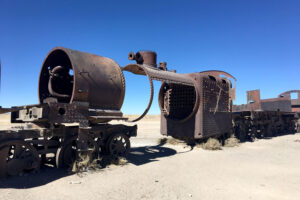 Verrostete Restteile einer Zug-Lokomotive in der Wüste